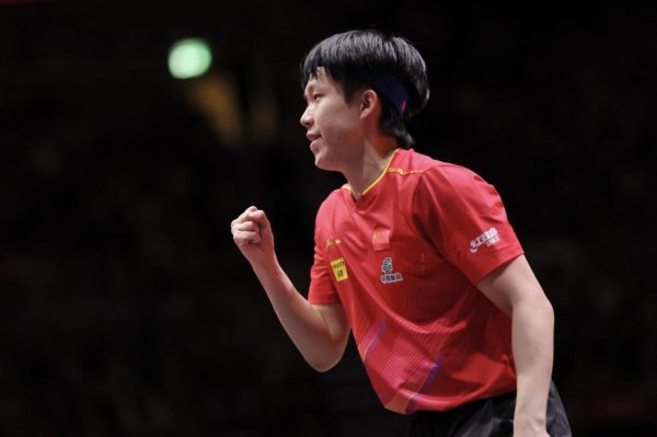 世界乒乓球锦标赛男子单打王楚琴以4比0战胜黄振霆，晋级16强