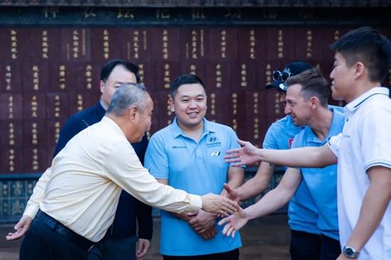 中国汽车摩托车运动活动    联合会专职副主席何建东与中外司机进行沟通  