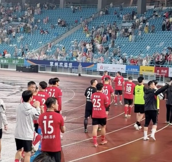 常州队五连败后球迷不离不弃，赛后喊话：打回来吧！
