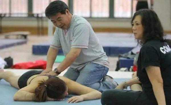 中国体操运动活动      名将因虐待队员遭禁 为成绩这代价值得吗