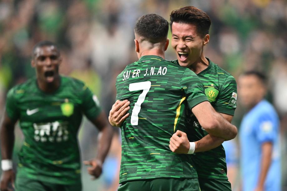 [图]中超-国安3-1新鹏城豪取5连胜 少赛1场追赶  榜首4分中超控股股票