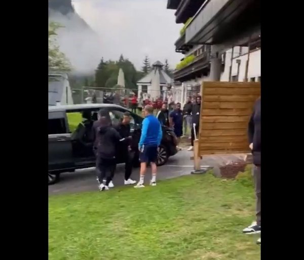 巨星归队！C罗抵达利雅得获胜  集训营，引发奥地利小镇居民围观