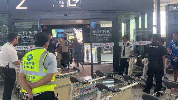 博主：申花主帅斯卢茨基疑似和球迷在机场发生争执