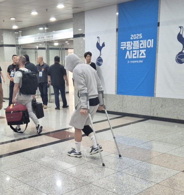 跟队：麦迪逊赛后拄拐通过混合采访区 上次负伤  也是这个膝盖