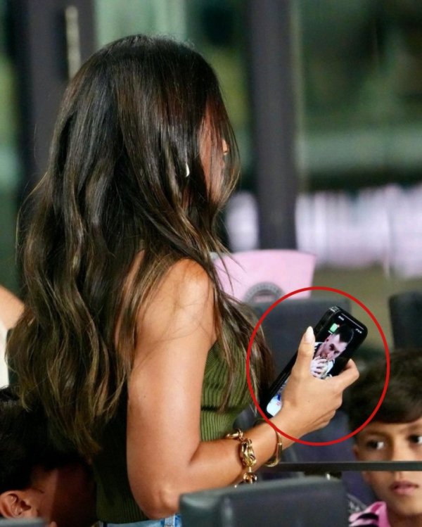 终生难忘！安东内拉被拍到手机壁纸为梅西亲吻大力神杯瞬间