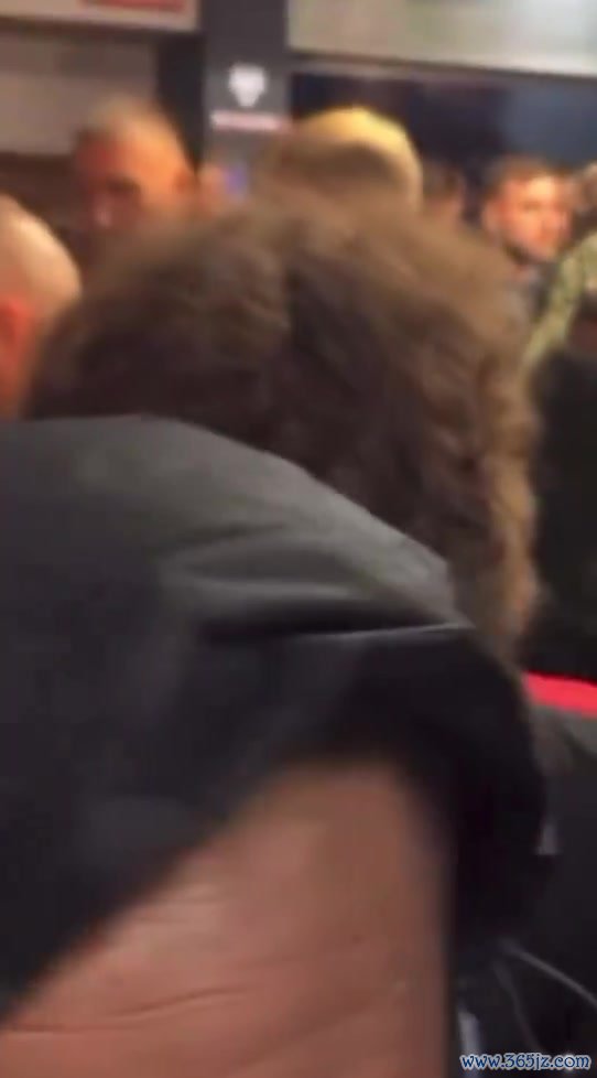 恶劣！许诺不五连胜不剃头的曼联球迷现场观赛时，被薅头发+辱骂