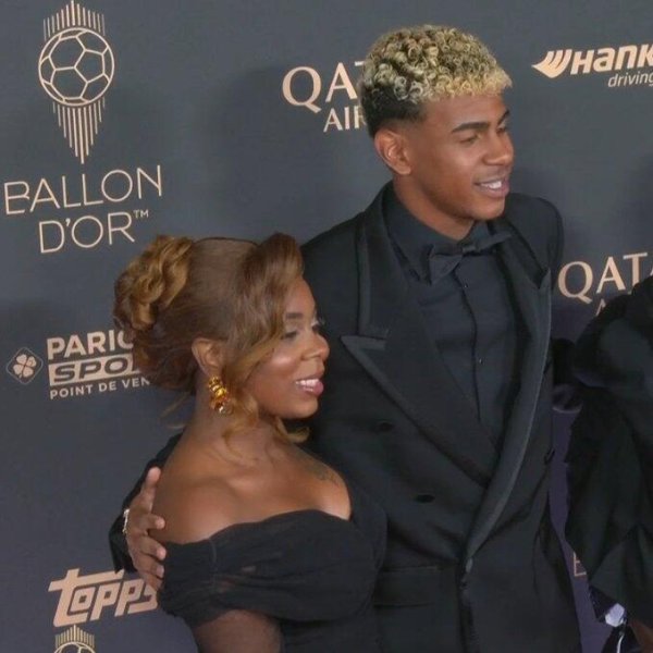 每体：虽然亚马尔父亲曝光率很高，但母亲一直背后默默支持球员