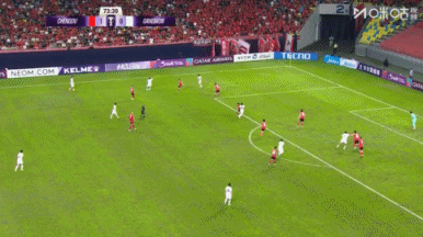 好险！蹇韬出击救险没把球打远，江原后续的外围远射偏出古代足球    门