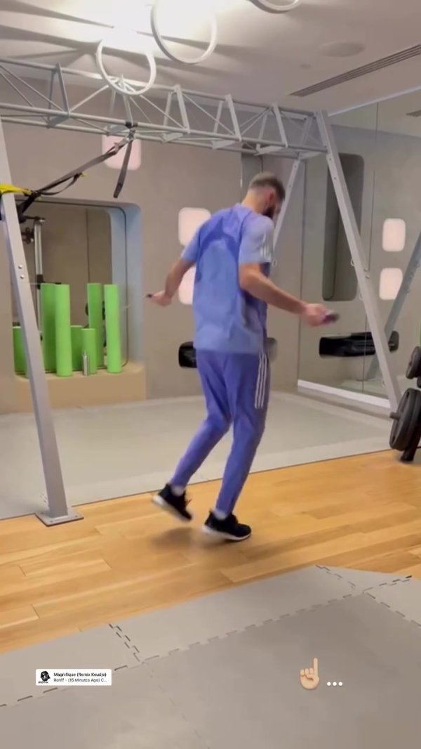 轻松自如！37岁本泽马社媒晒跳绳  练习  视频