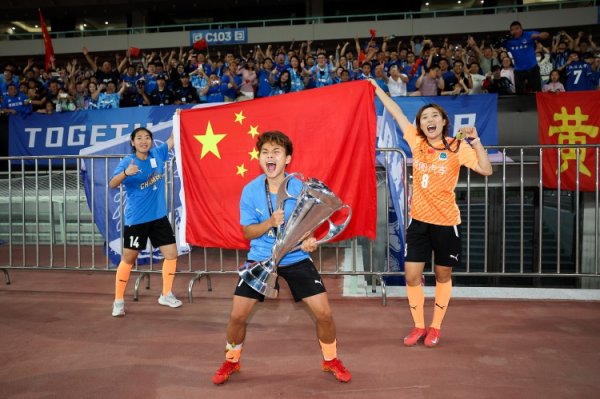 王霜：很多人由于亚冠的获胜  记住了武汉女足，我们有决心和责任感