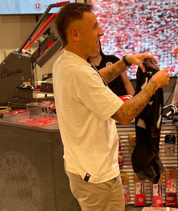 图片报：拜仁名宿拉菲尼亚现身拜仁球迷商店，买了多件运动活动    服