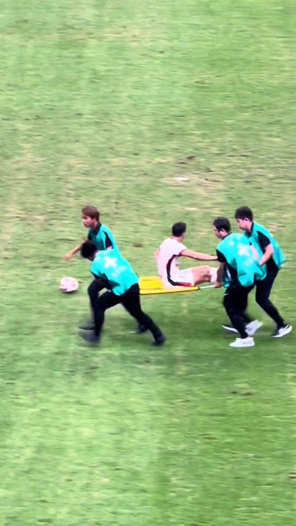 😂太拼了！周定洋倒地后，火速被梭鱼湾担架队狂奔抬走