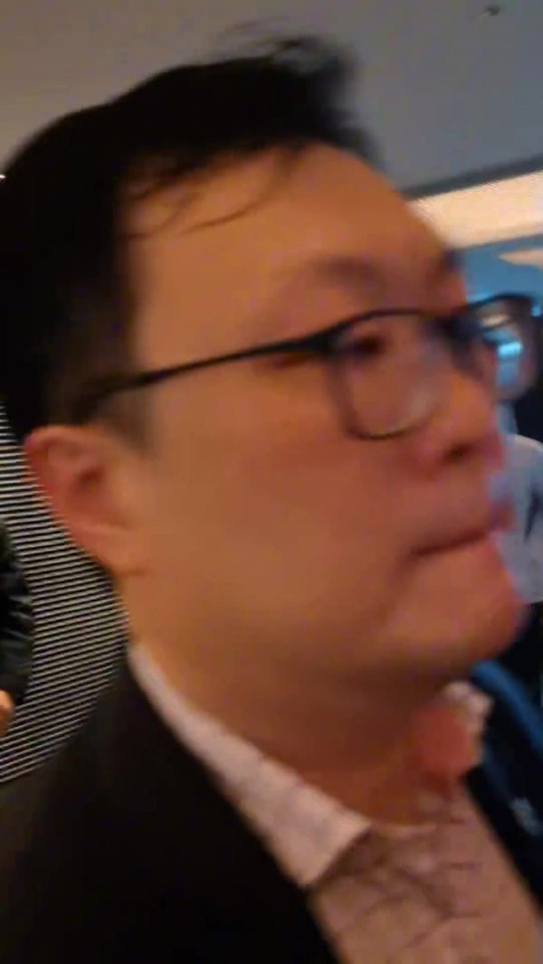 现场气氛相当火爆😍C罗走出酒店电梯，为蹲守酒店的球迷签名