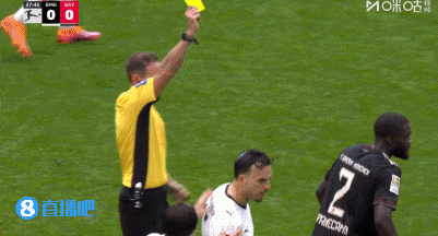 打排球运动活动      呢？于帕与对方缠斗争抢球权，突然一掌把球棒  走，吃到警告