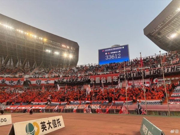 中超第28轮焦点战，泰山主场作战  对海港，现场观赛人数33612人