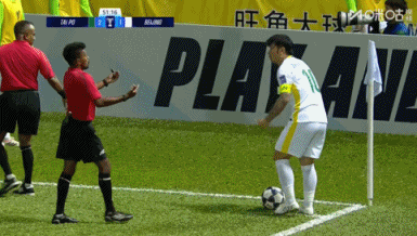国安获得底线球，对手拿走皮球，张稀哲连拉带推拿回皮球